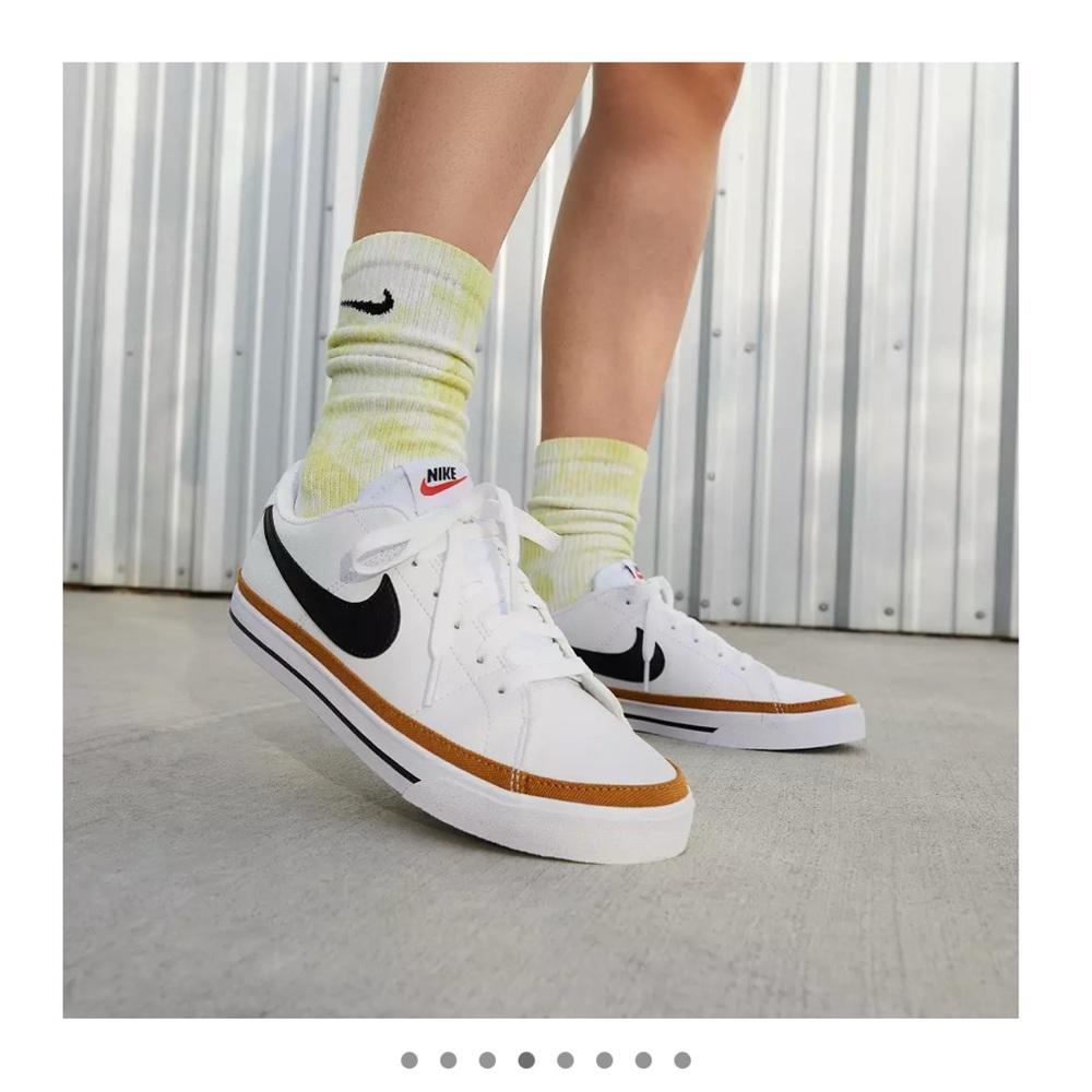 Women’s Nikes•8